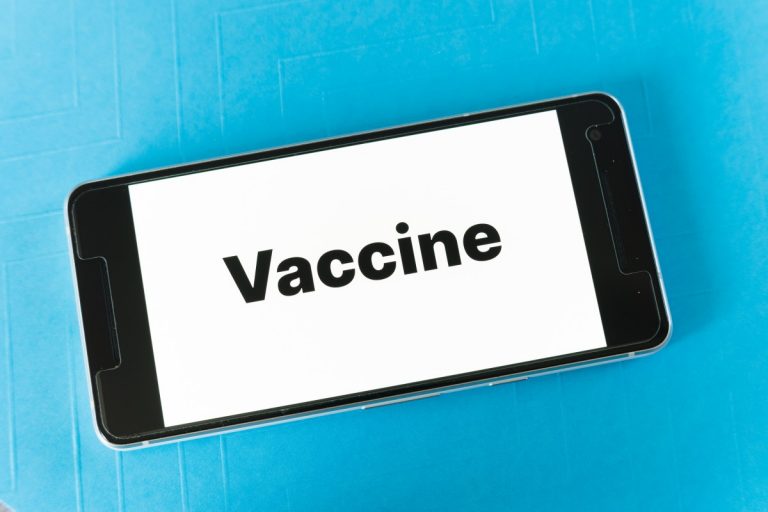 A propos du vaccin anti-Covid-19. Ni complotisme ni croyance aveugle