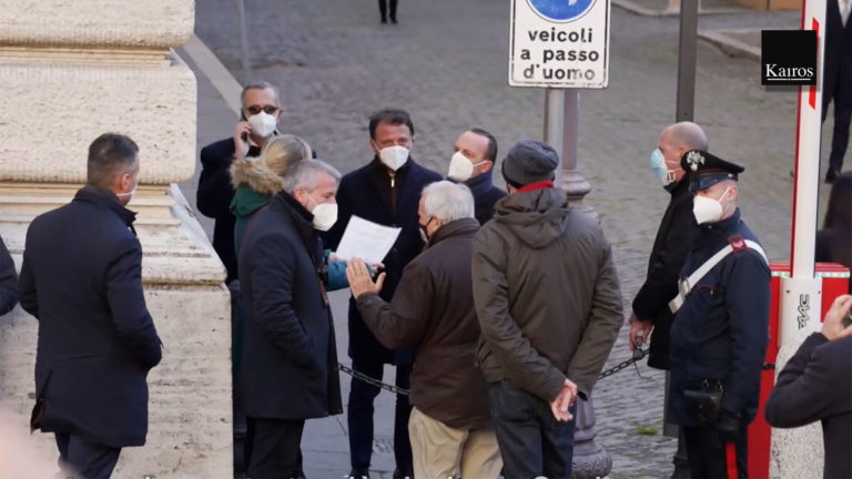 In Rome wordt een parlementslid de toegang tot de Kamer van Afgevaardigden ontzegd.