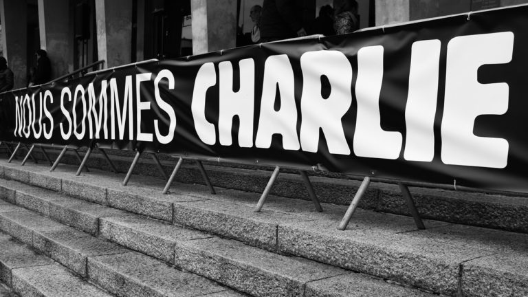 Charlie Hebdo, l’hypothèse de la mise en scène qui dérape